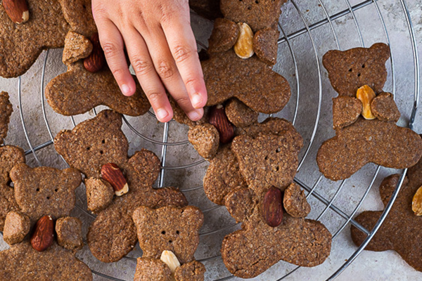 Recette de biscuits de Noël pommes de pin - Marie Claire