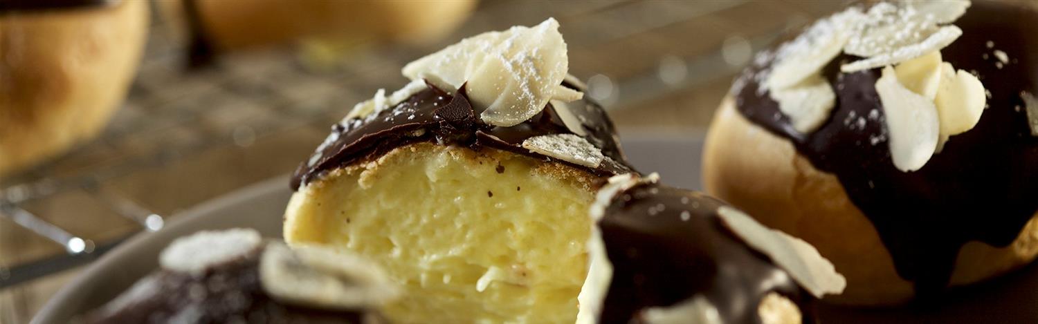 Petits Choux Au Chocolat Garnis De Crème Pâtissière